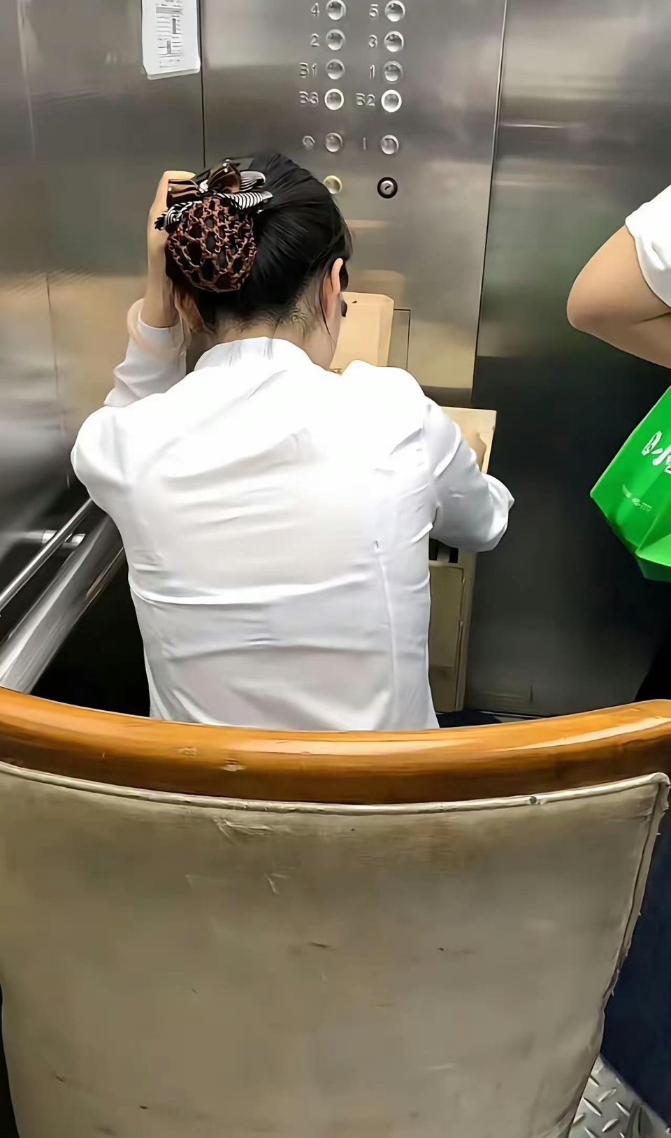 这是什么神仙职位，只用在电梯里帮忙按楼层就行了，还可以吹空调 
