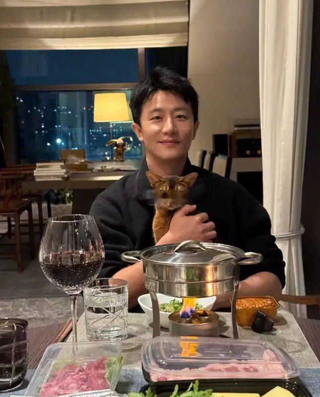 黄轩中秋节晒北京大别墅，还养着2只猫，女朋友出镜一起吃火锅 ​​​