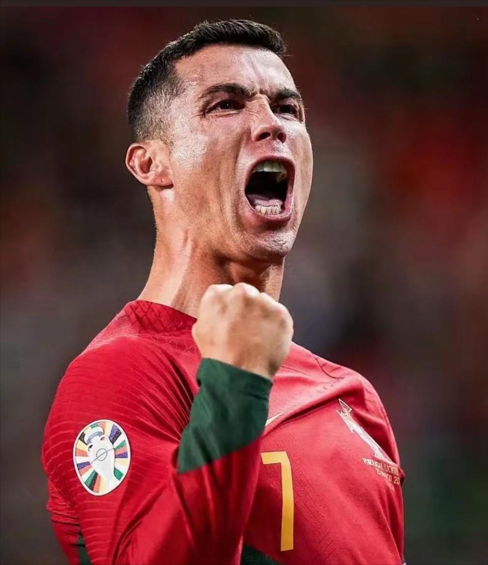 世纪之谜！队友进球C罗又举手。

北京时间6月24日凌晨，2026年美加墨世界杯