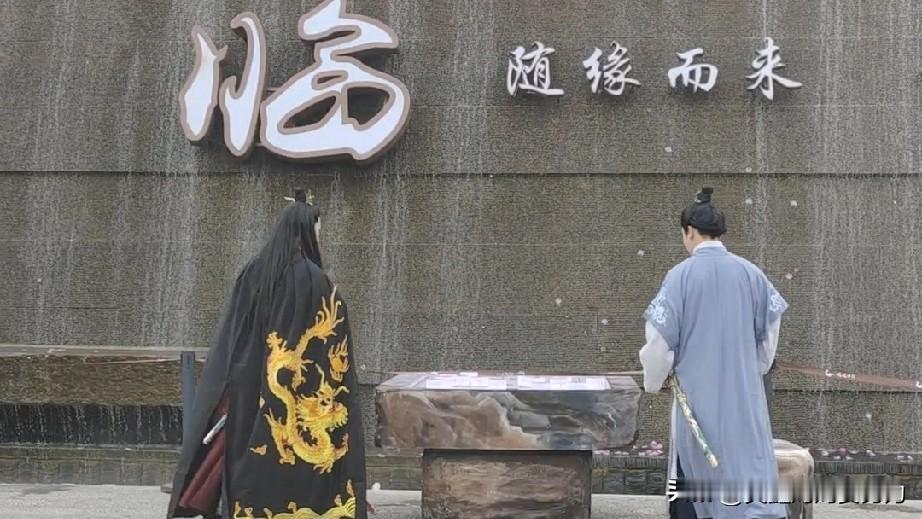 电视是这样拍的，
被记者采访，
感觉很紧张。

今天带孩子出去游玩，
在景区看了