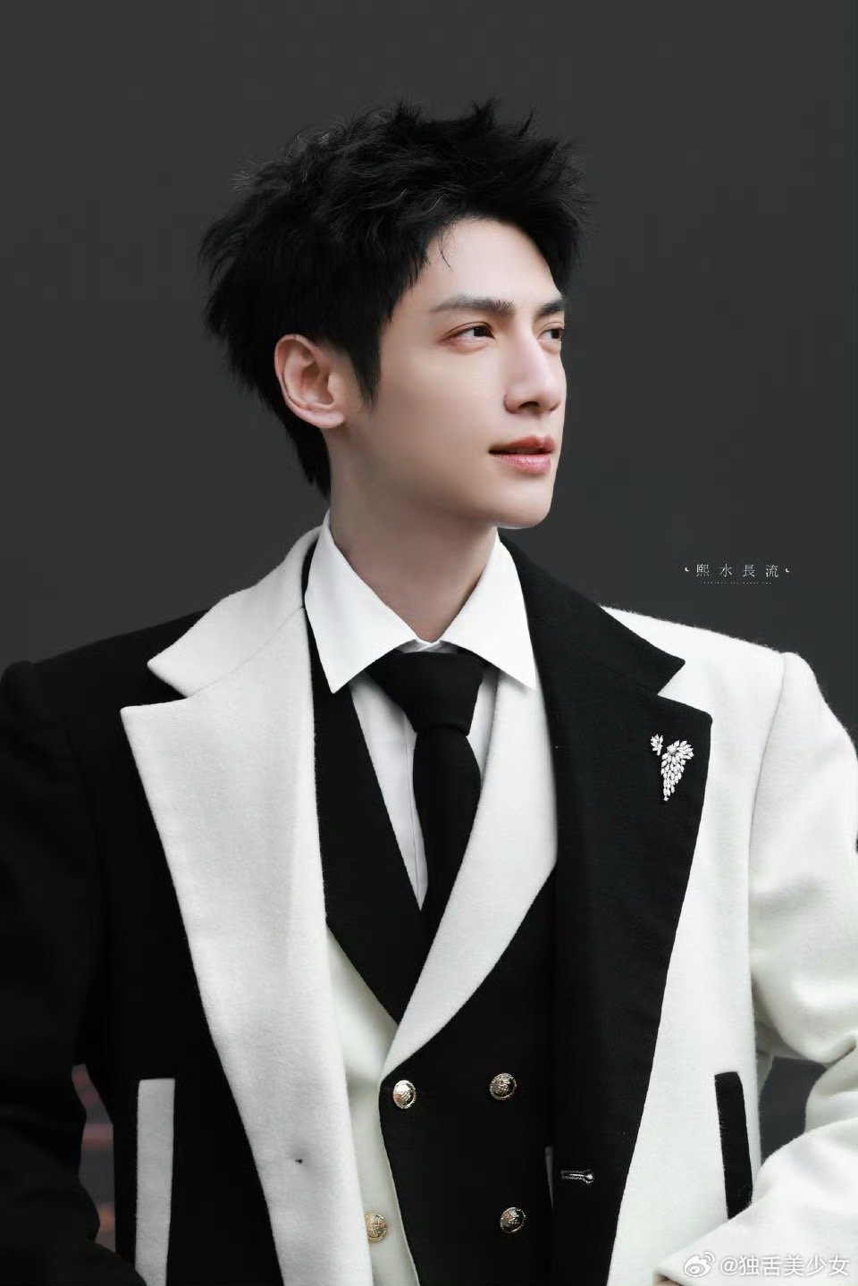 罗云熙配风衣帅出新高度了 罗云熙风衣太绝了，帅出新高度[挤眼] ​​​