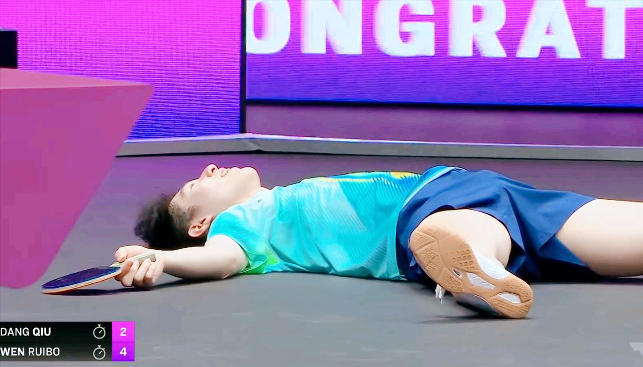 18岁温瑞博球品太棒了！
他发球擦网，
裁判没看到，
算他赢球，
结果小温和裁判