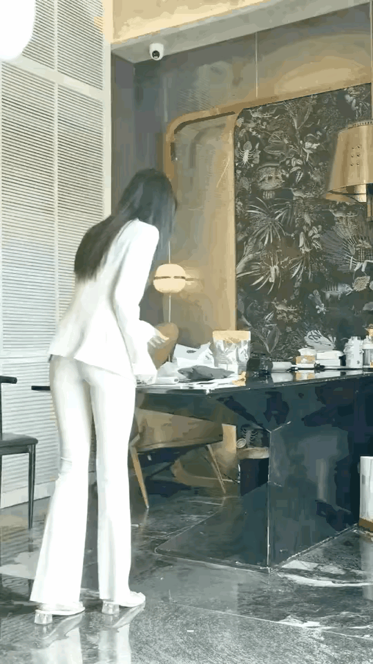 哎呀我的妈呀，服务人员全是美女，疑似原恒大内部服务视频流出！
许老板现在在看守所