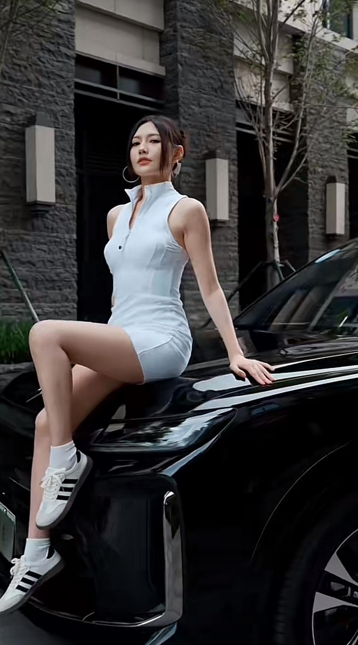 人总是执着于第一眼就喜欢上的东西，五菱华境S就是一款会让你一眼千年的车。初见它时