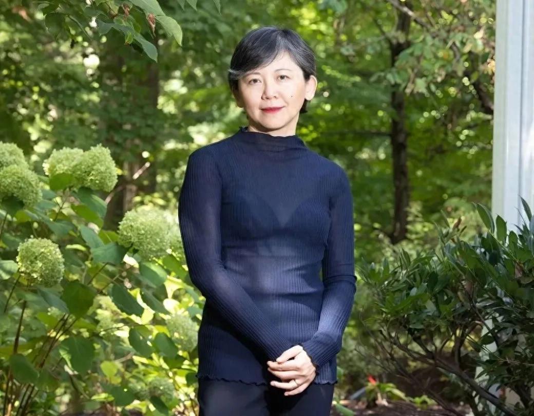 他是第一位获得普利策奖的华人作家。 一个北京四中毕业、北京大学生物系出身的中国人