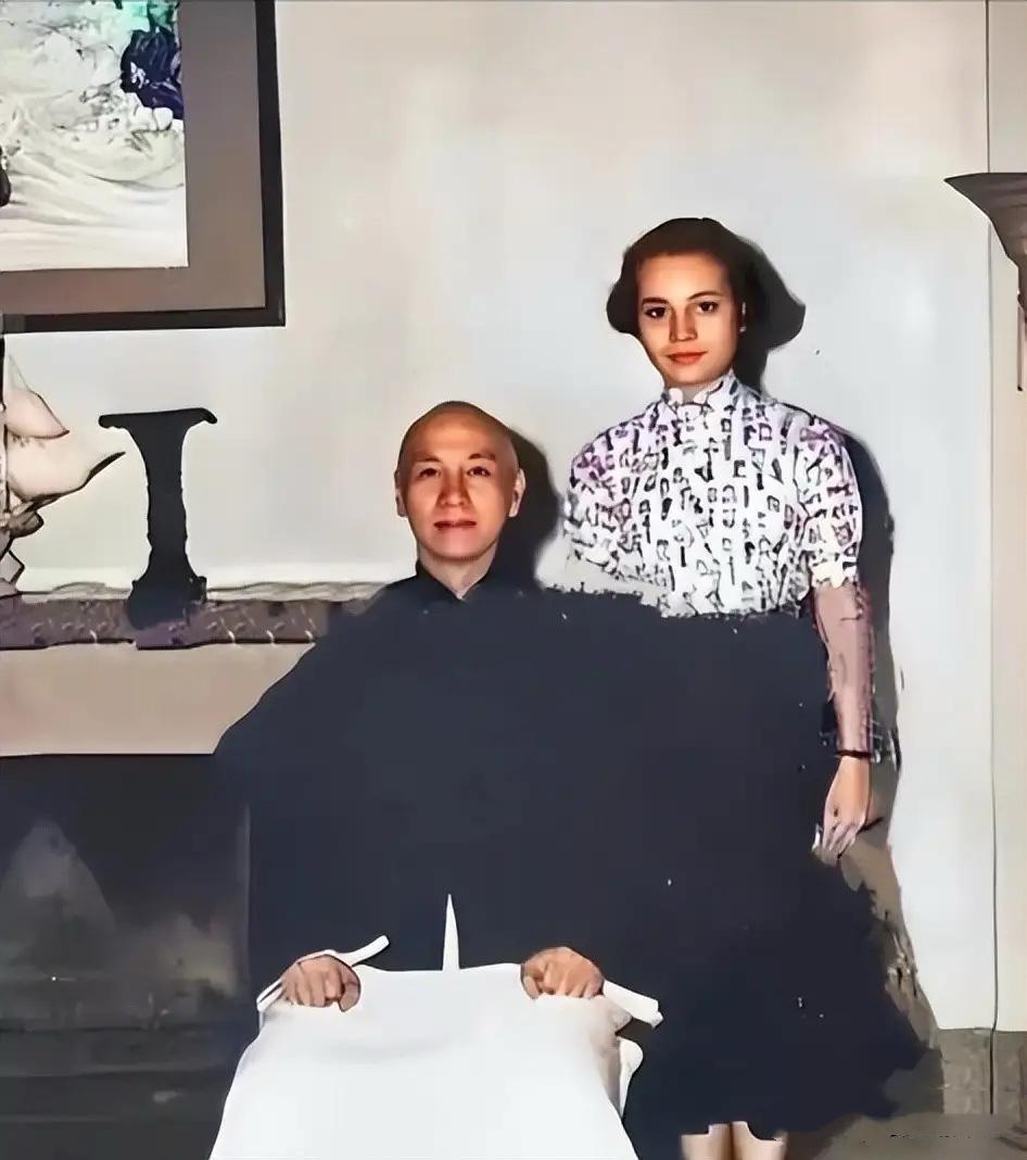 50年代，16岁的蒋孝章与祖父的一张合影，镜头中祖父端正而坐，蒋孝章恭立在身后，