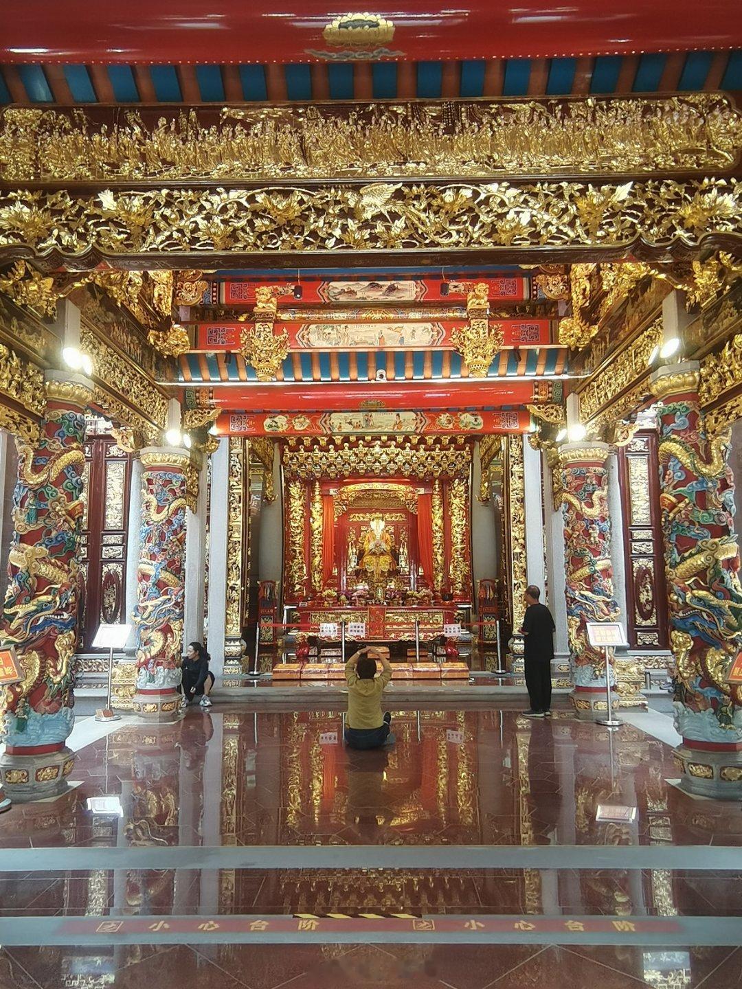 小巷隐藏着一座妈祖宫虽是新作，但匠心独到，千恩万愿。  ​​​