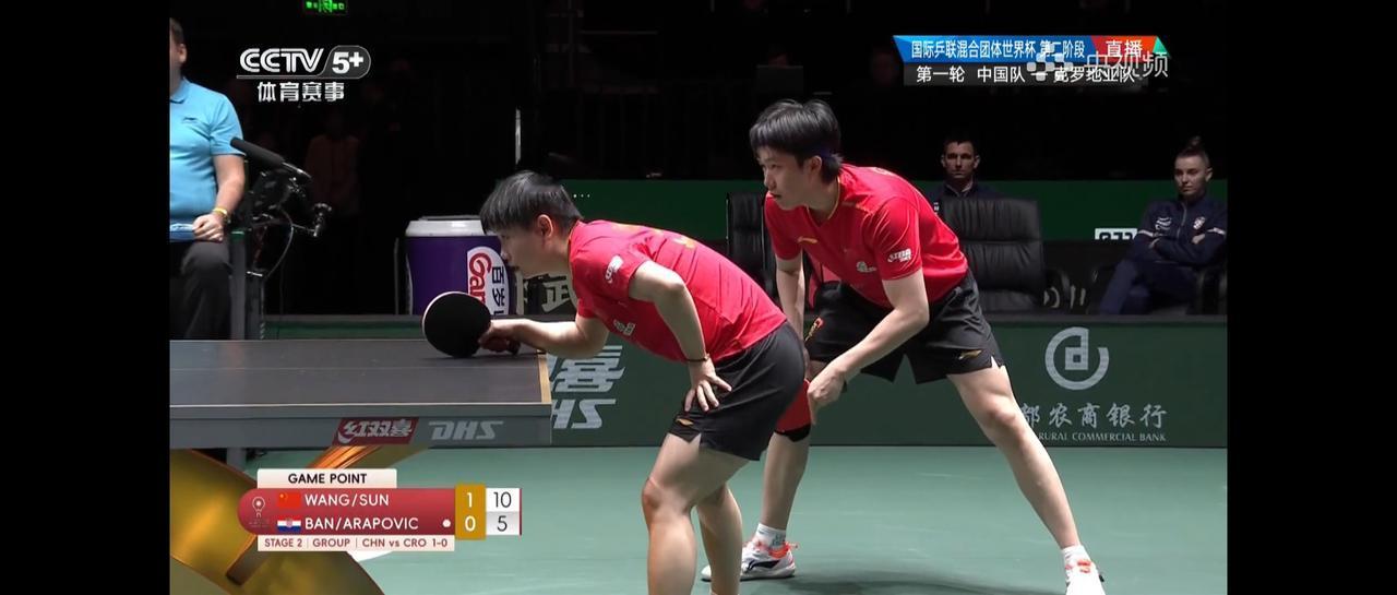 混双团体赛，
不出意料，
后面决赛还是莎头组合先打混双，
首盘混双，
对后面队友