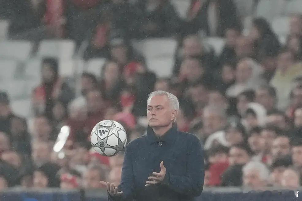 皇马需要穆里尼奥；球迷不会原谅懈怠消极的球队 皇马 再次在欧冠赛场受挫，而且这一