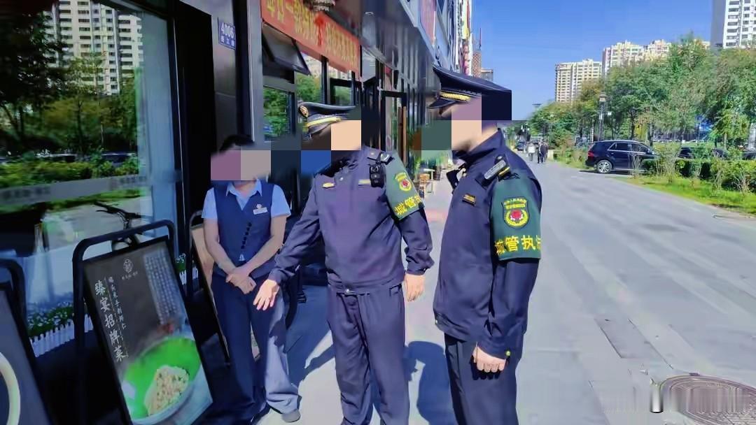 双节假期来临，哈尔滨城管加大了主次干道、商圈还有各大景区的巡查力度，全天候维护市