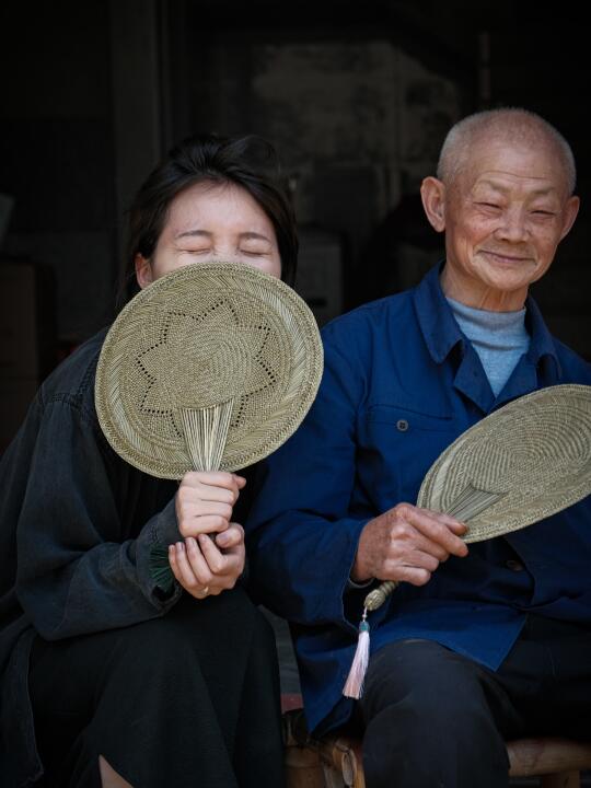 不是越南扇子，是中国台州的非遗草编扇。