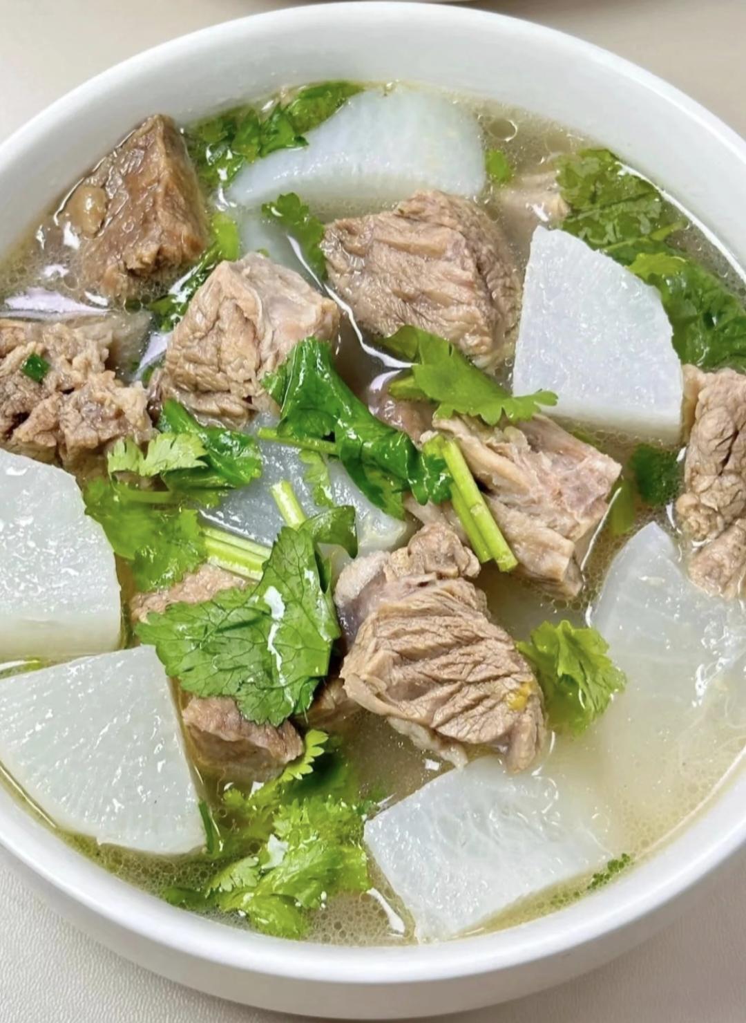 不过要是想来点浓郁的，那就得请出番茄了。番茄和牛腩简直是天造地设的一对，番茄在炖