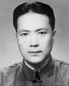 1939 年春，戏剧家陈白尘在重庆因桃色纠纷被枪击事件，其女儿陈虹在书中的讲述较