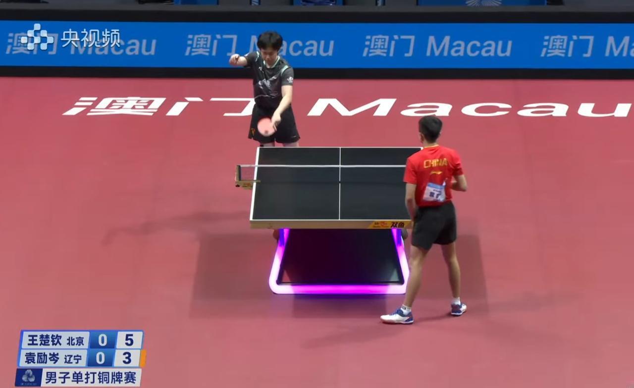突发，王楚钦按住球，暂停了，手指看台！
这是全运会乒乓男单铜牌争夺战发生的一幕。