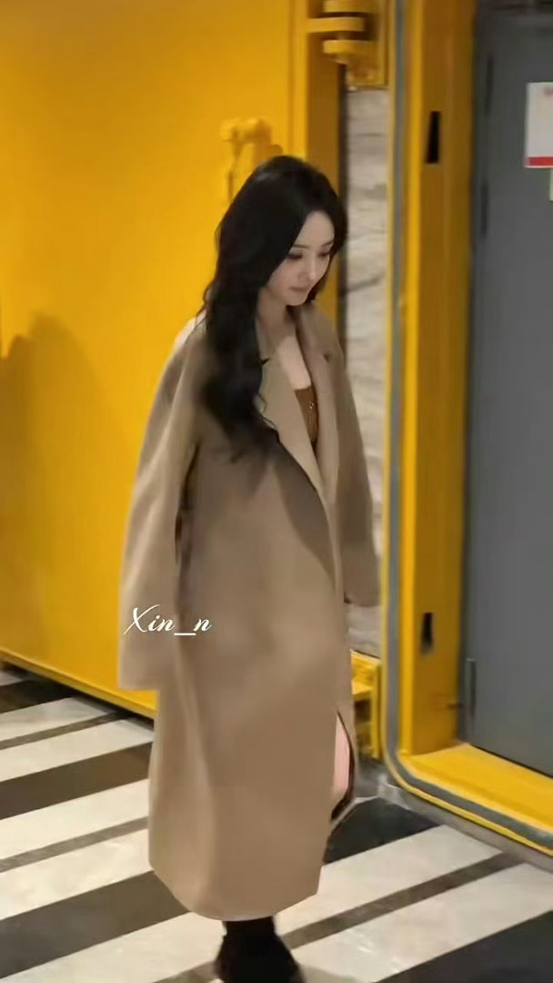 杨幂秋日美拉德大衣造型杨幂南京活动现场造型也太美了吧！穿搭学起来～ ​​​