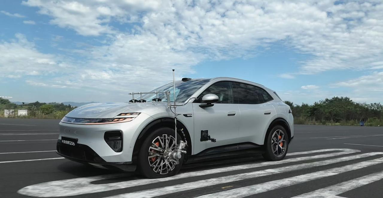 启源 Q06 这个侧面是不是运动型轿跑 SUV 的标配！

全系还有前双叉臂、后