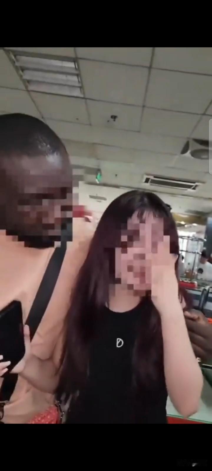 没错，就是在国内，外籍人员越来越多，特别是广州。公共场合耍流氓，这种行为太恶劣，