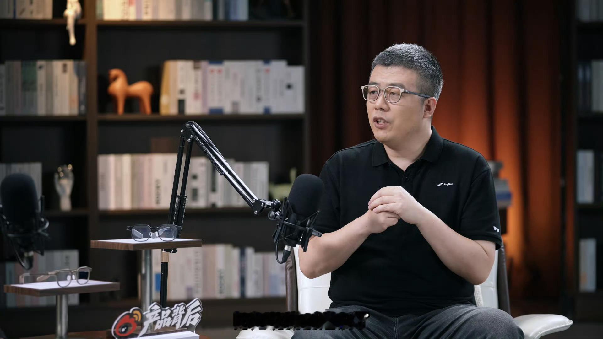 AI眼镜成为隐私重灾区AI眼镜自带拍摄记录功能，日常使用极易无意间泄露他人隐私，