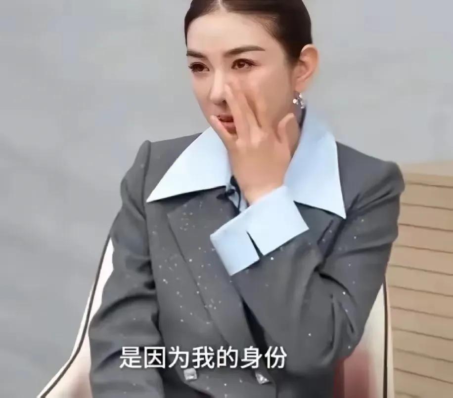 黄奕这回上热搜，不是因为聊女儿落泪，而是一段“前臀倒立”视频直接刷屏。49岁，靠