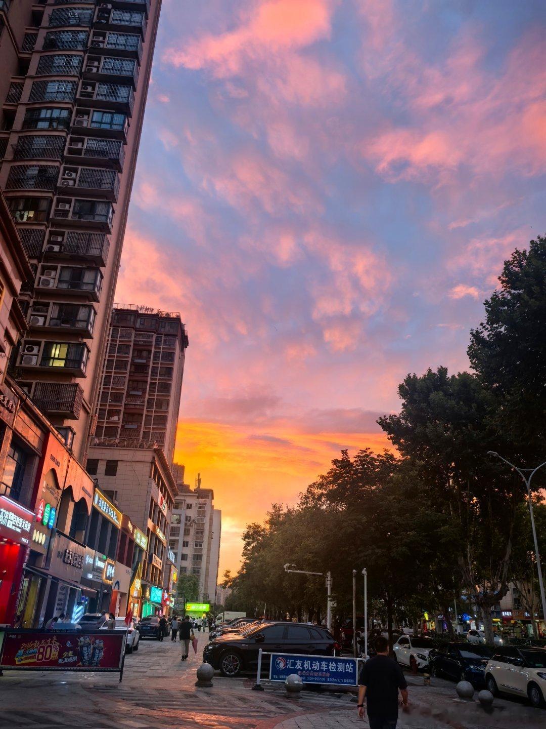 今天傍晚的天空太美了，像一幅画一样，美到失语。 