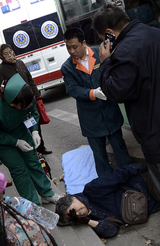 打我妈不行  老人被打成轻伤一级  警方以无伤害故意不予立案  网友吵翻

都说