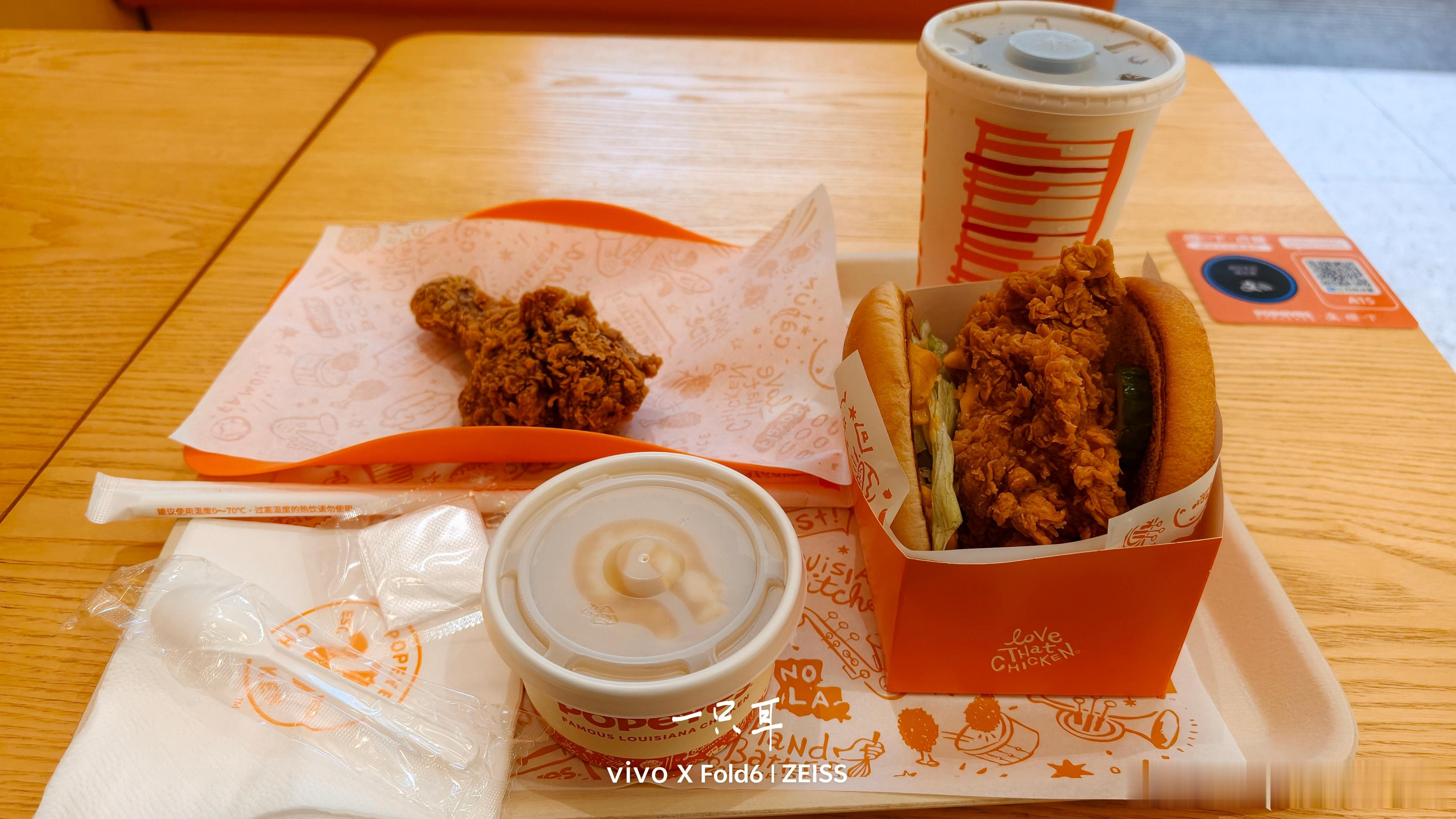 躲避台风逛街之：POPEYES。你不能说它不好吃，炸的外皮很脆，但是差一步就硬了