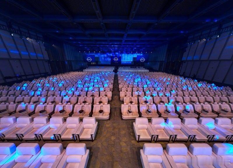 百万级后排大沙发日产N6今天正式上市了，而且现场的零压云毯大沙发也都给各位安排上