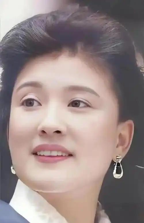 61岁的宋春丽和丈夫坚持丁克三十几年，直到2012年一天，好友邓婕到宋春丽家中做