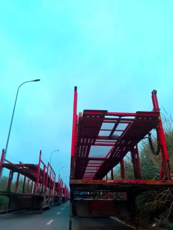 小车刚进隧道就停下 大货车急刹变道 四川达州包茂高速万源段铁矿隧道内，惊险一幕上