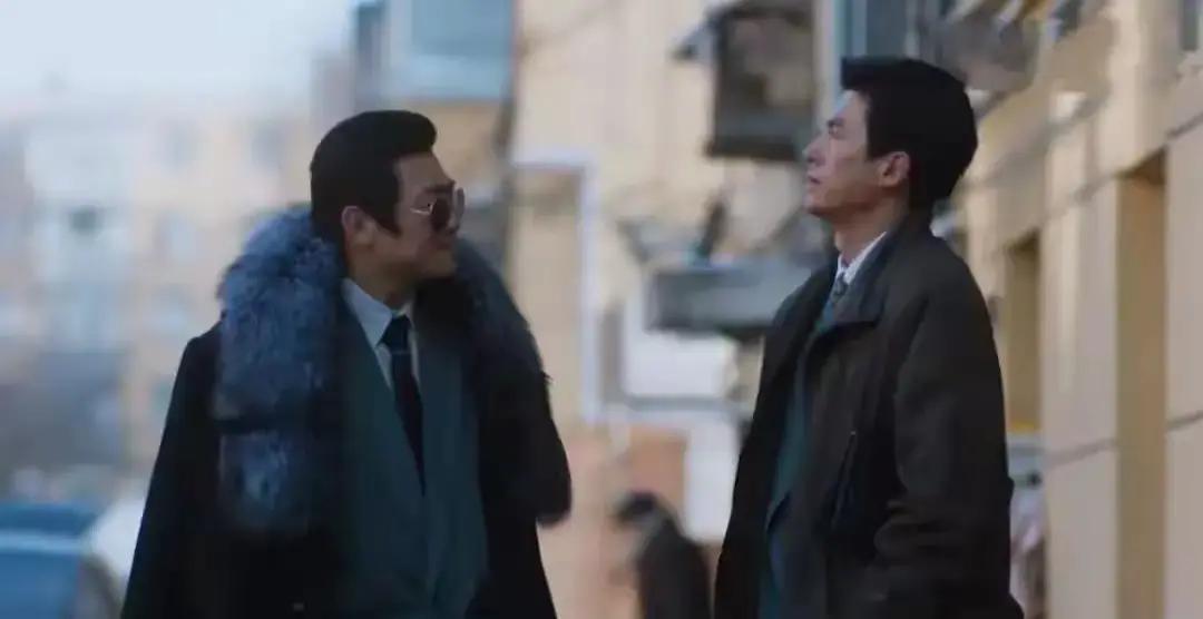 昨晚大结局，宏伟把离婚协议撕了那刻，弹幕直接刷爆：这才是男人。
 
他挡在媳妇前