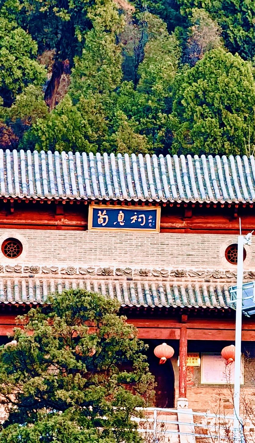 乡宁县城出发，东北方向，樊家坪村往东，去往关王庙方向的路口，有一古建筑，名曰柏山