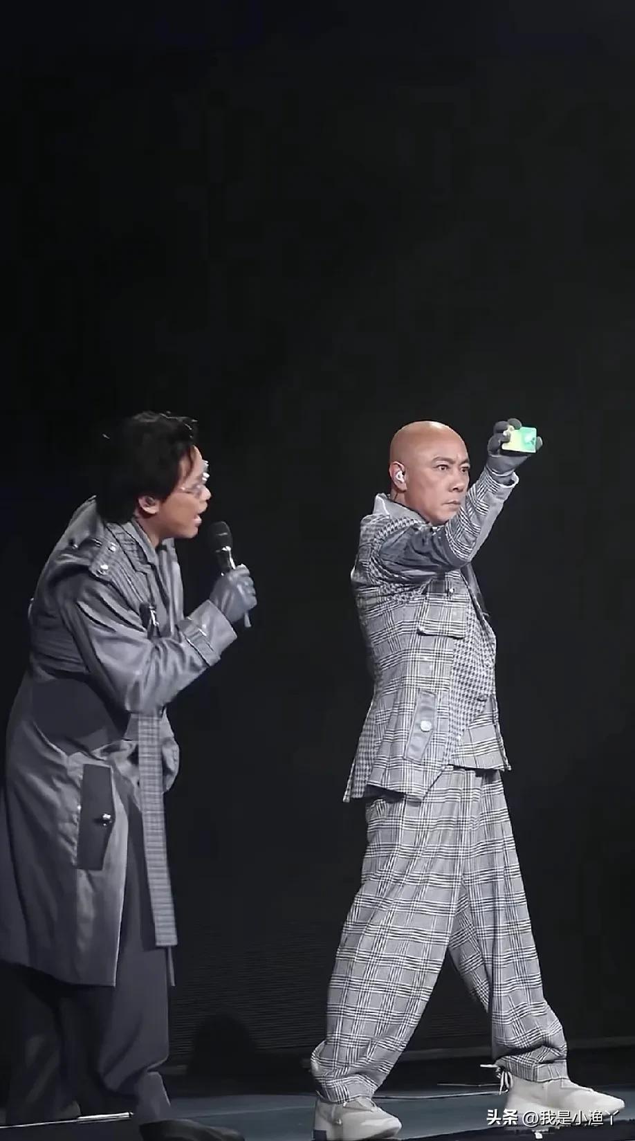 直到看到张卫健在演唱会上掏出老年卡才知道他已经60岁了，网友感叹，张卫健好年轻，