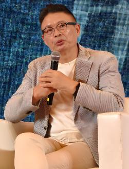 麦家说，

“我们没有任何资格，
去评判身边的任何一个人。

因为每个人的生长环
