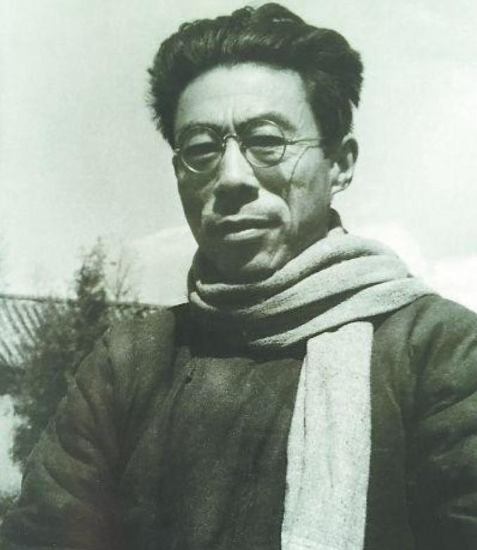 1950 年，一个公安便衣在买烟时，发现烟馆的老板坐姿端正，看报纸时，双手还举到