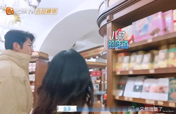 在俄罗斯的商场里头，孙丞潇指着货柜上的零食，对金莎说：“这个我小时候吃过！”金莎