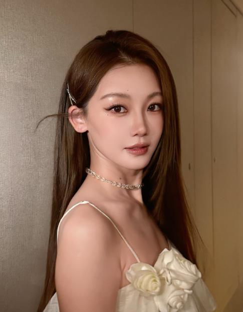 差点没认出苗苗 郑恺老婆苗苗晒出工作照，网友称差点没认出来本人。只见苗苗年龄逆生