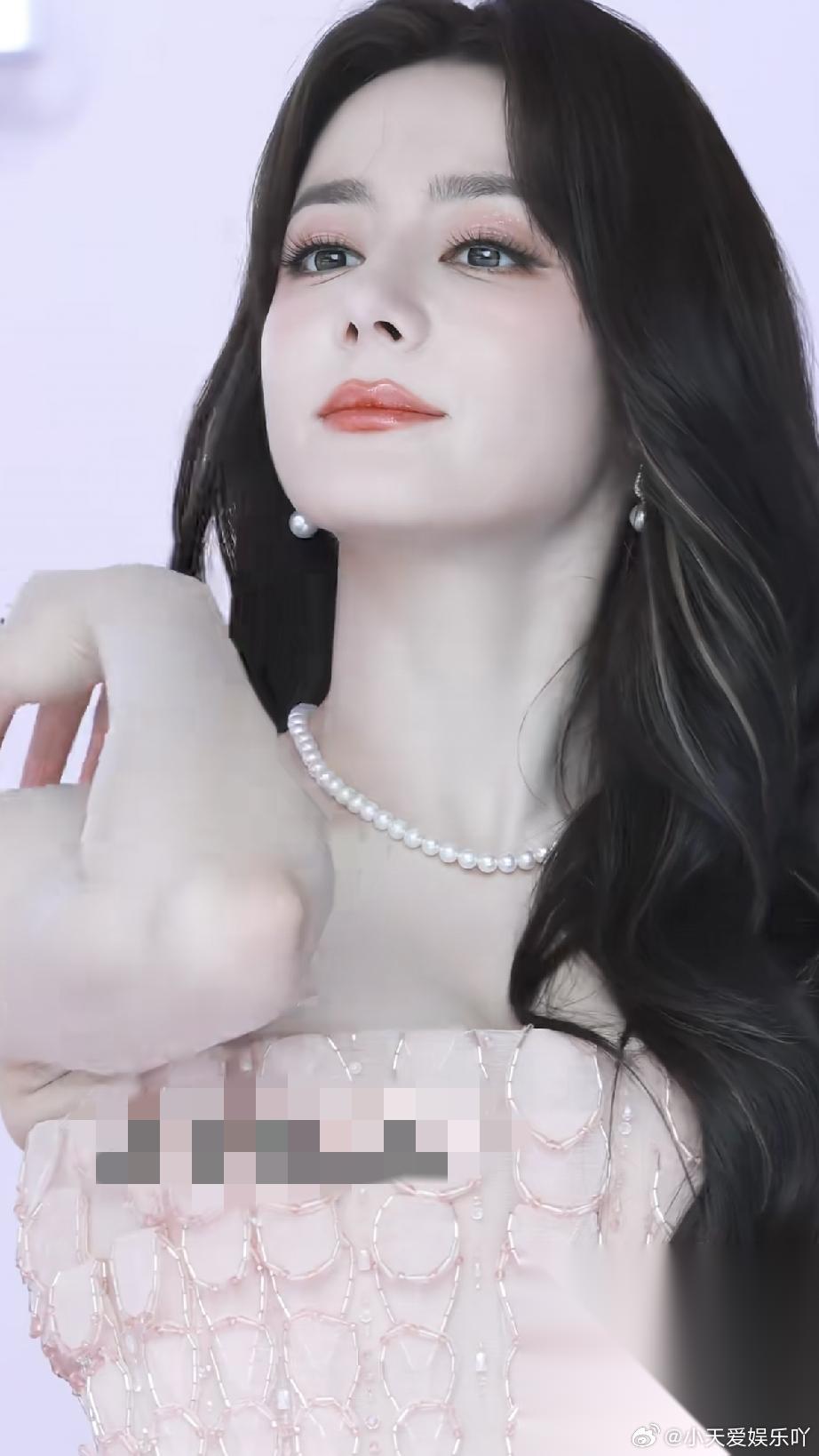 6月27日，迪丽热巴在沈阳参加红星美凯龙活动，高清怼脸拍怎么五官变形了？腮骨变宽