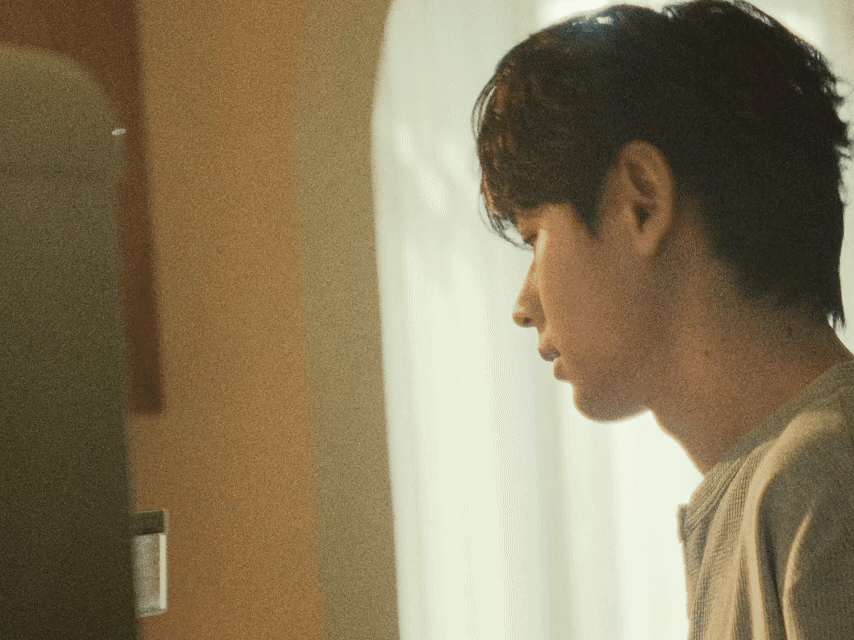 #居家风无畏#JDG无畏在居家风下，显得更加帅气迷人。他的魅力不仅仅在于外表，更