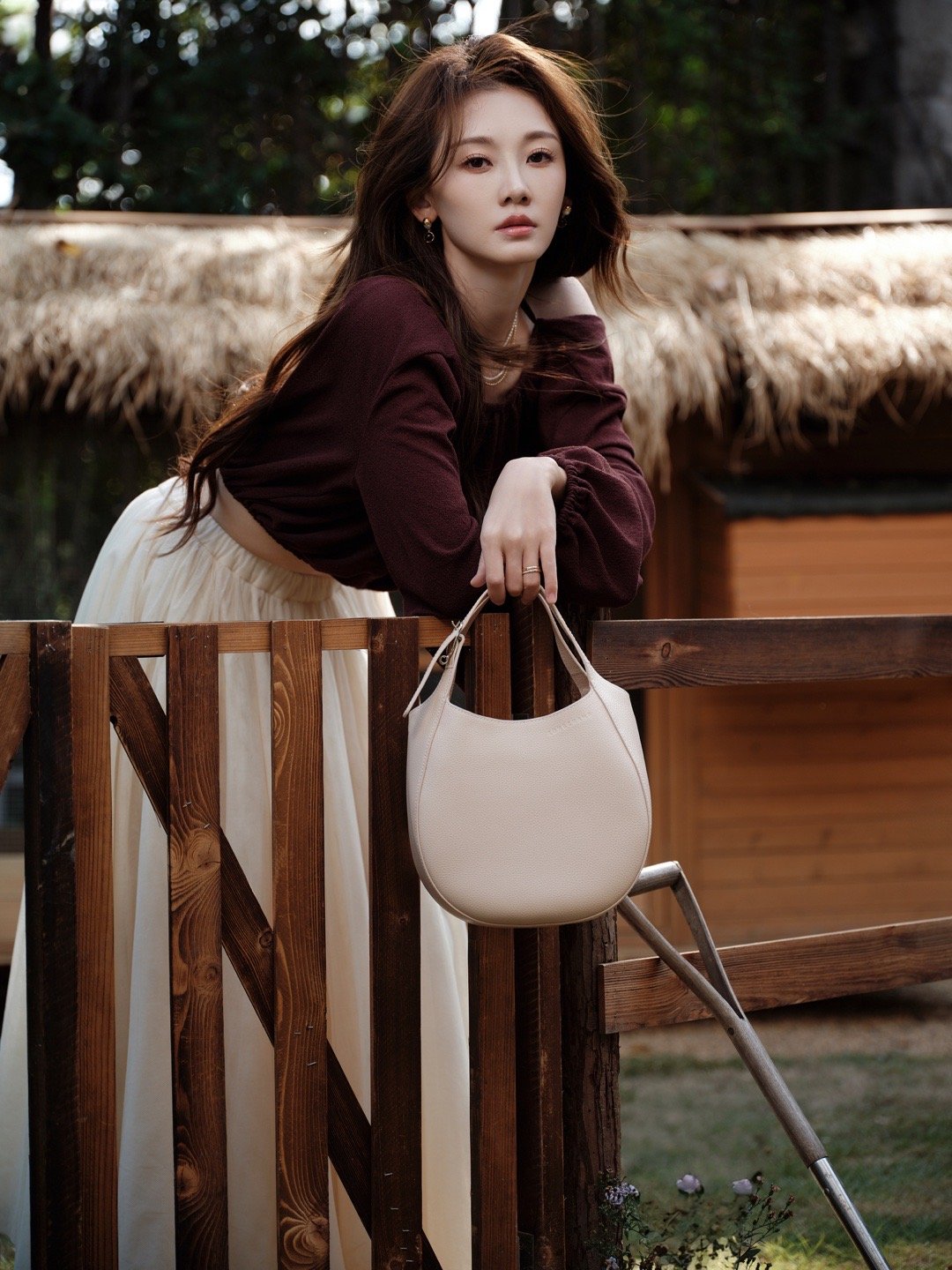 苗苗把秋天藏进了家里 秋天凉意，也被苗苗的look带来一丝温暖！恬静气质，优雅温