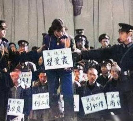 1983年，年仅25岁的“女流氓”翟曼霞被带到了刑场，而当法警举起步枪准备开枪之