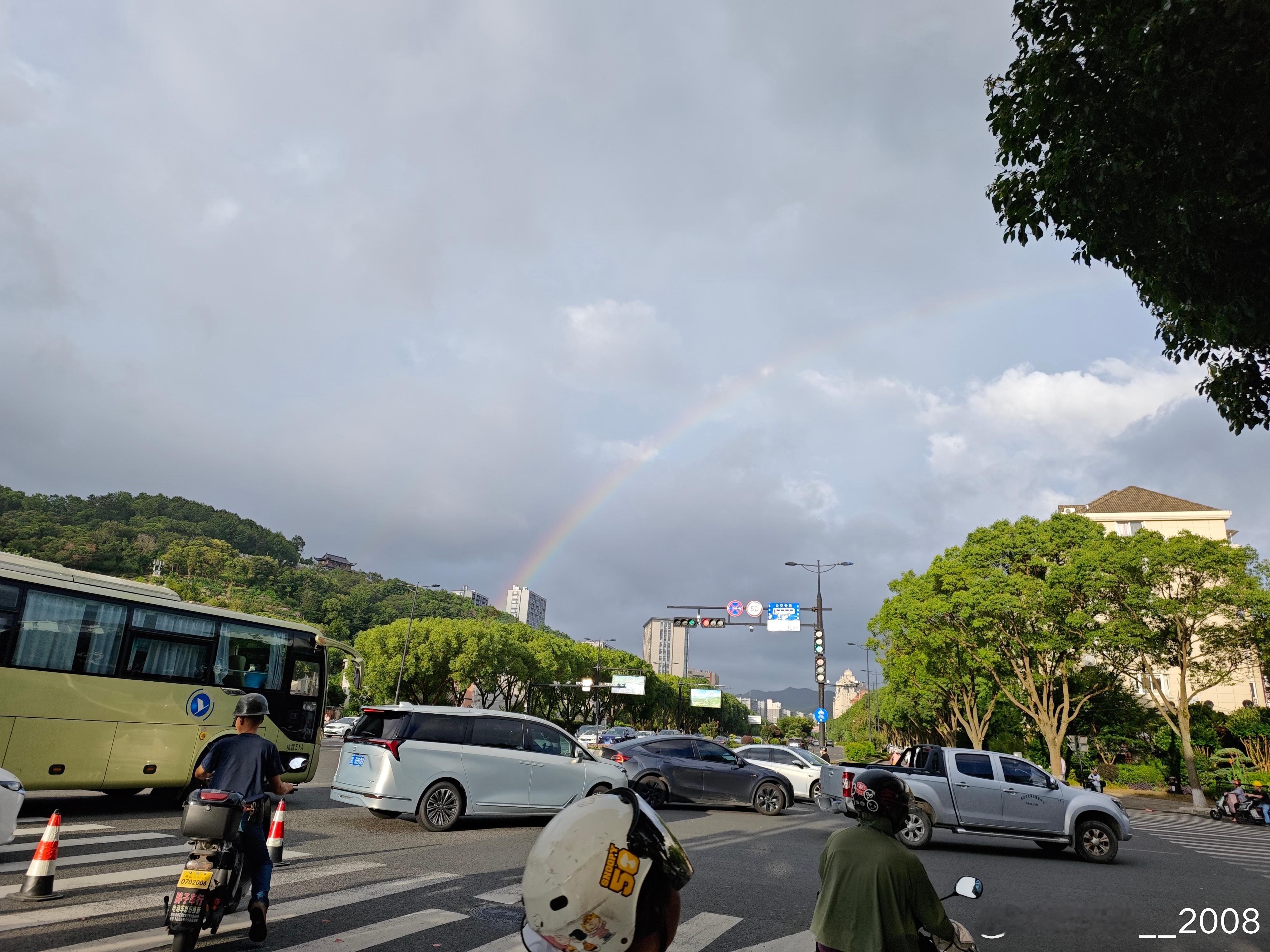 下班看到了久违的彩虹～ ​​​