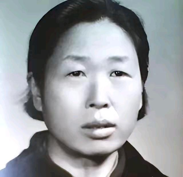 她曾担任原中组部副部长，阻碍平反工作，1977年中央免去职务，被调回：北京二七机