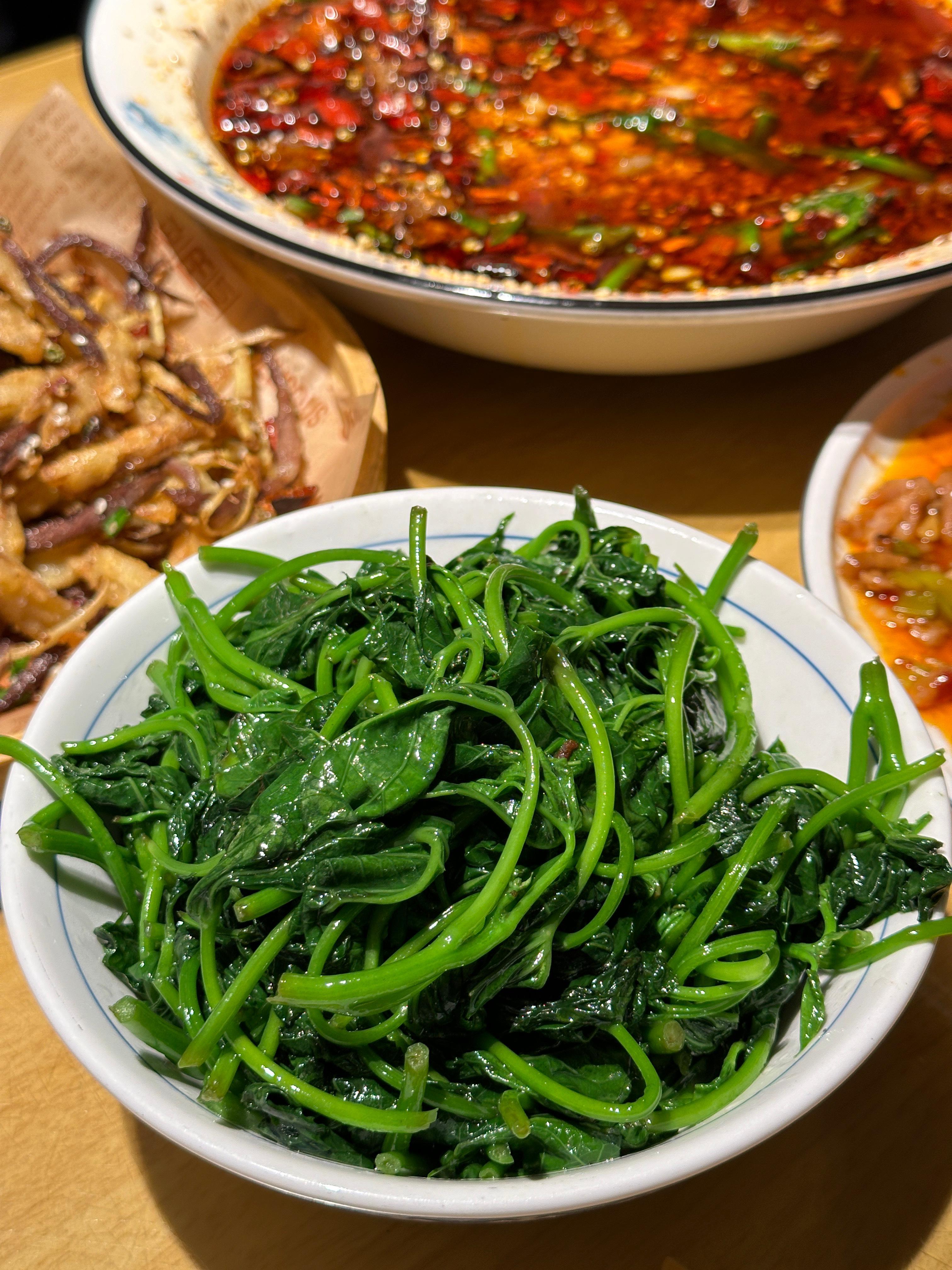 小骆是符合浙江人口味的川菜[傻眼]鱼香肉丝酸酸甜甜的，干煸藕条牛肉也裹了白糖，唯