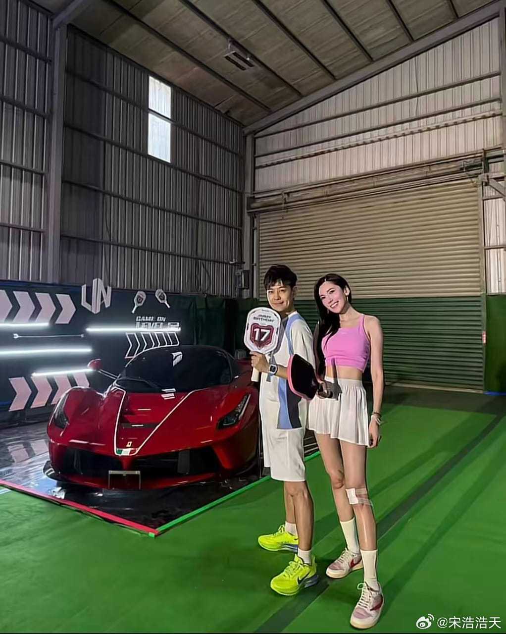 陈若仪膝盖受伤，林志颖心疼不已，陈若仪这庆生办的太豪华了。林志颖老婆陈若仪膝盖受