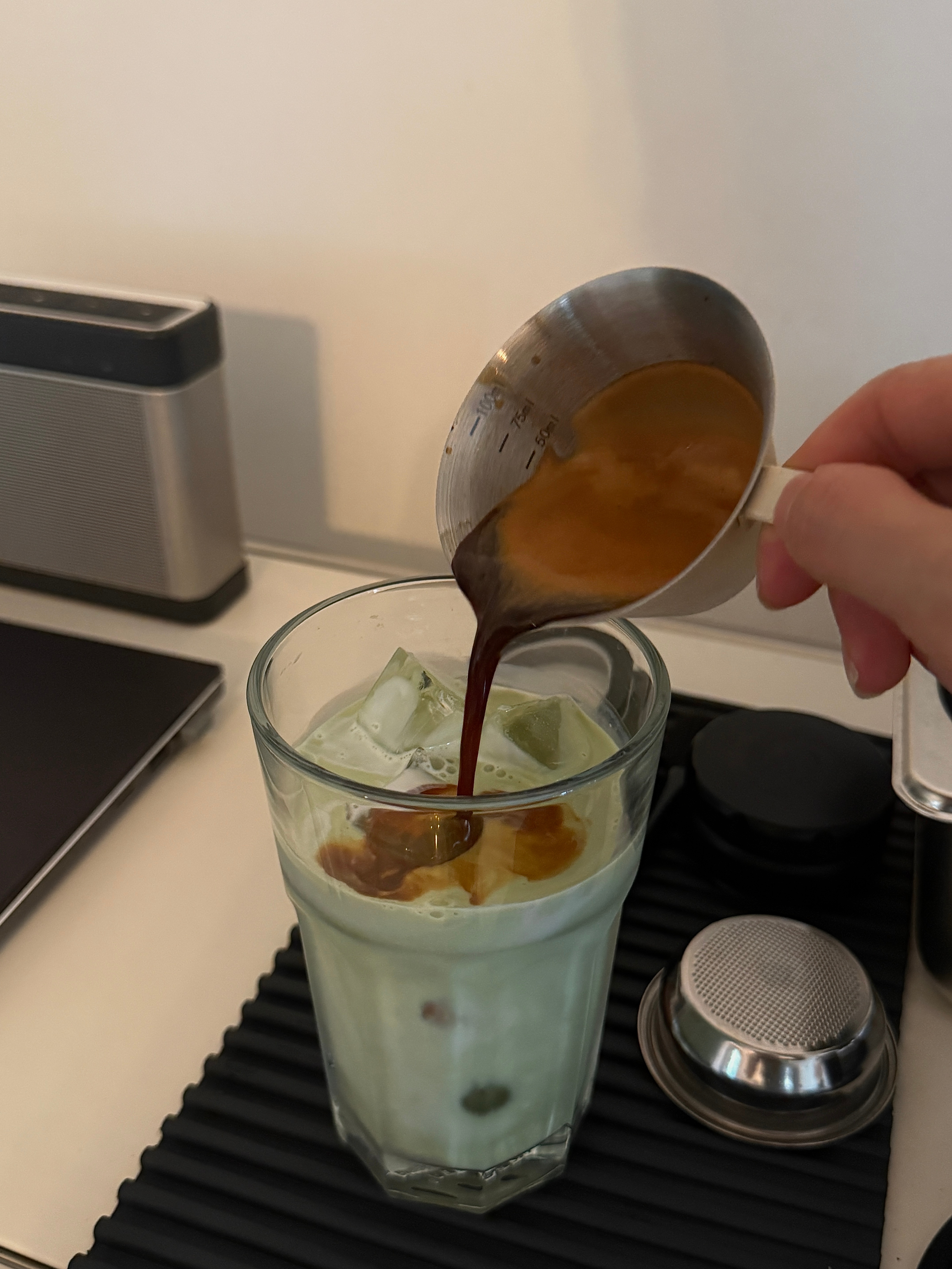 给自己来杯开心果燕麦拿铁提提神☕️ 我这咖啡做的越来越有水平啦哈哈 ​​​