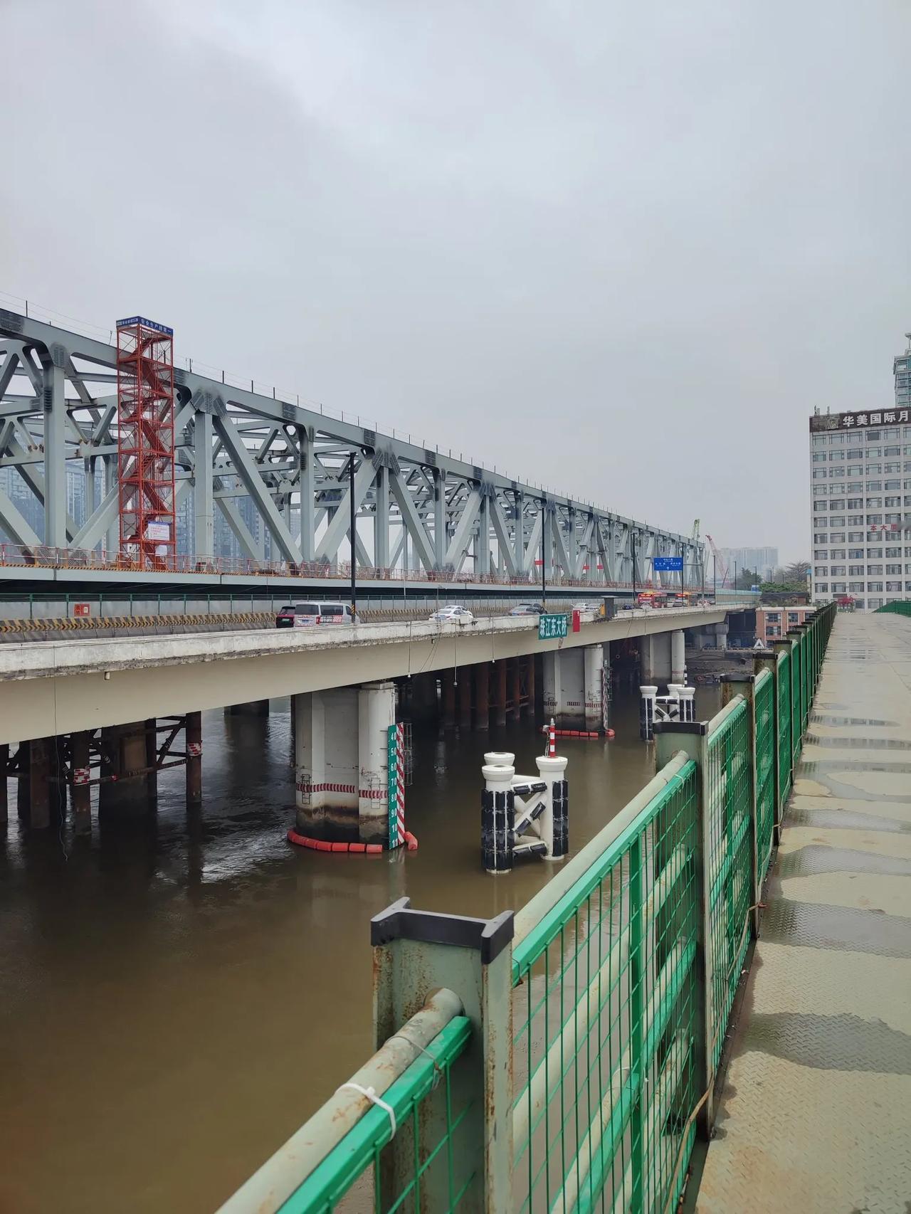 珠江大桥“双桥烟雨”重现！今天2月26日，是蛇年第一场春雨过后，江面烟雨濛濛！这