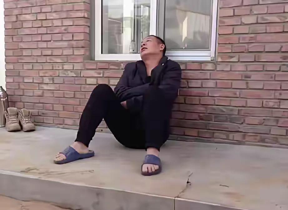 于东来在怀念什么。
简单地把他的一些行为归为叛逆，显得太浅薄了，六十多岁的人了，