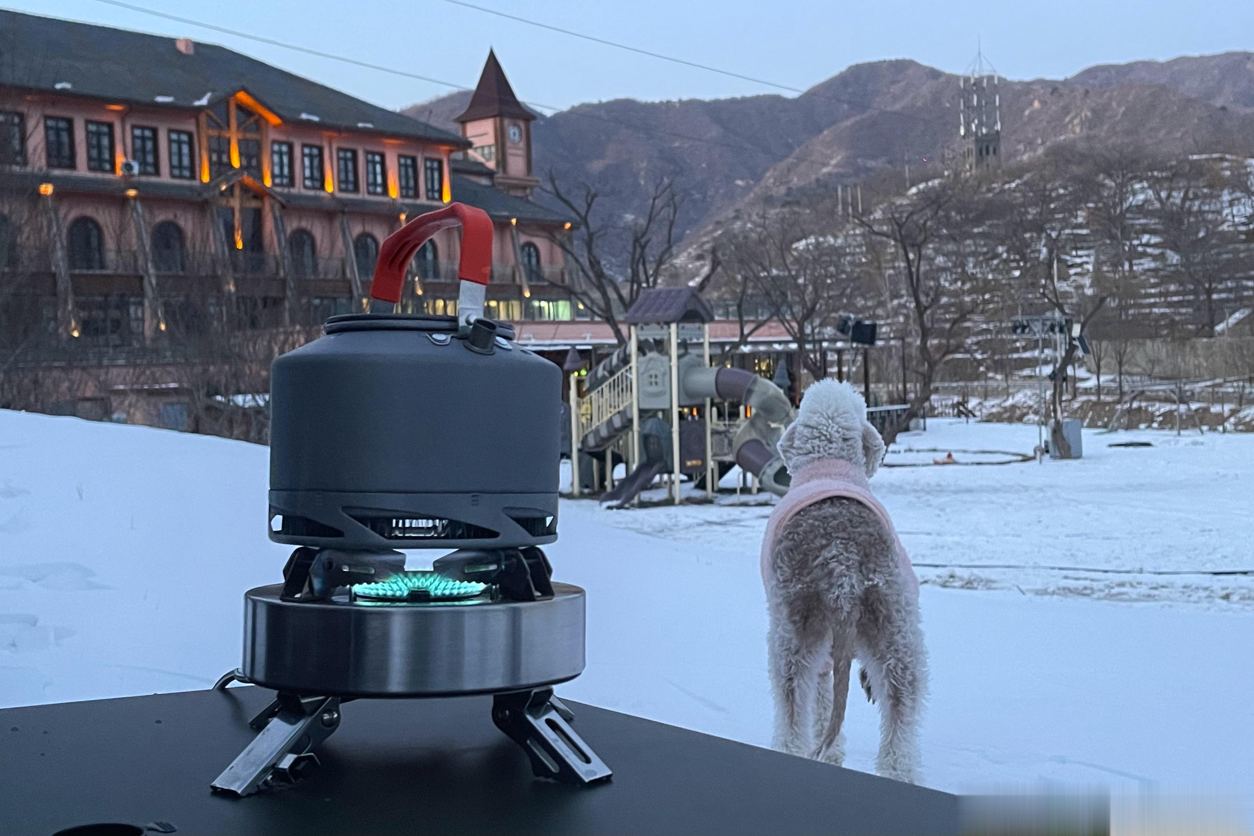 东北的行程往后推了一天，于是下午带着和小伙伴先进山玩了个雪，718挂夏季胎有坡就
