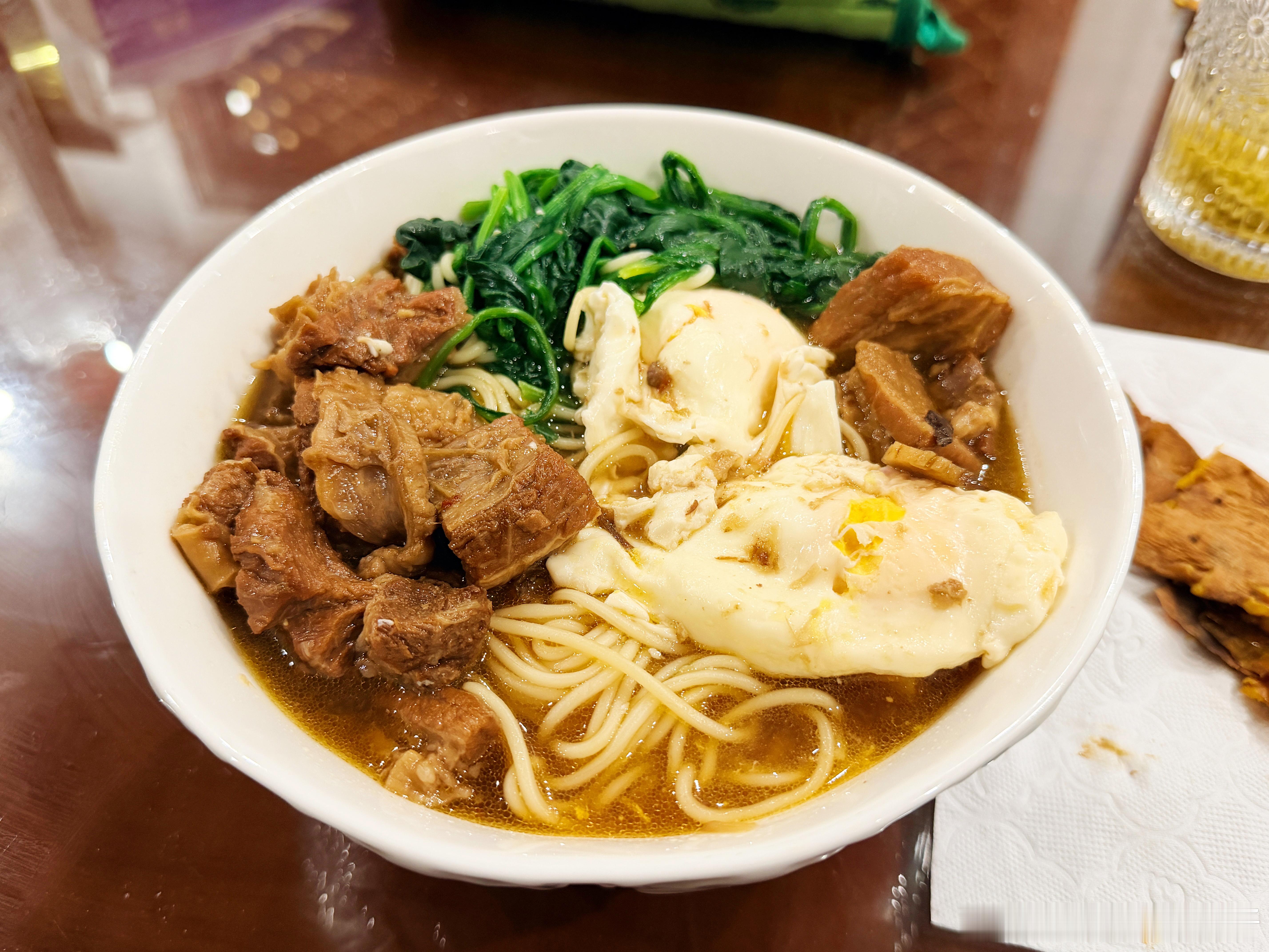 出差到家来上一碗热腾腾的牛肉面，一天的疲惫一下都没了！ 