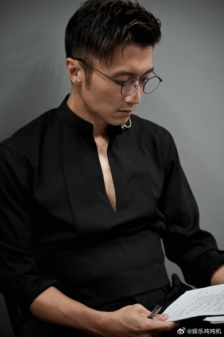 内娱第一个被谢霆锋夸有种的人一饭封神残酷的晋级赛容错率极低，选手毅然选择难度更高